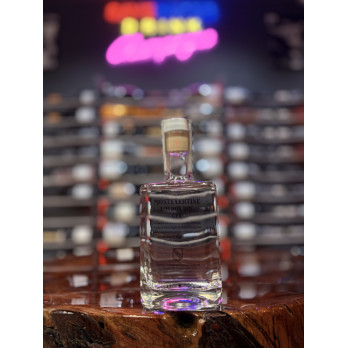 Gin Non invecchiato in botte London Dry Gin ottenuto distillando botaniche macerate in alcol di cereali Montevertine